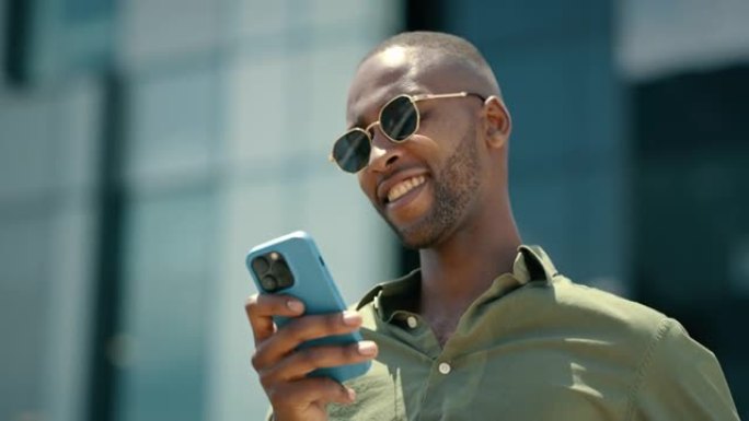 黑人，电话和大笑，在城市中进行交流或有趣的对话。非裔美国男性，在智能手机上连接5g，为模因、幽默或社