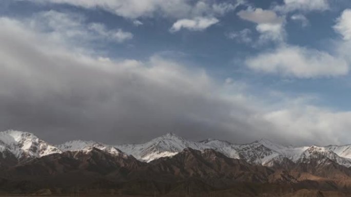 T/L ZO云在雪山上滚动