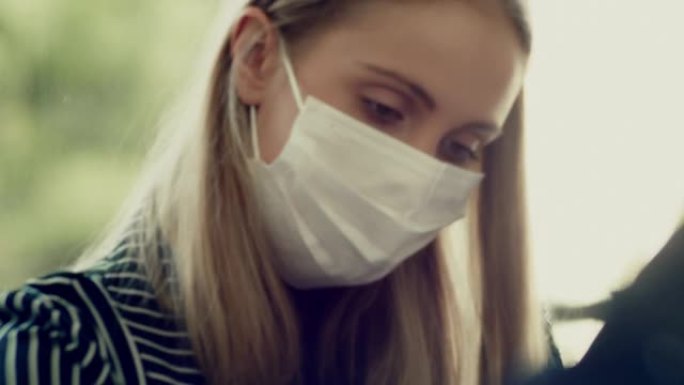 冠状病毒: 使用防护口罩的女商人