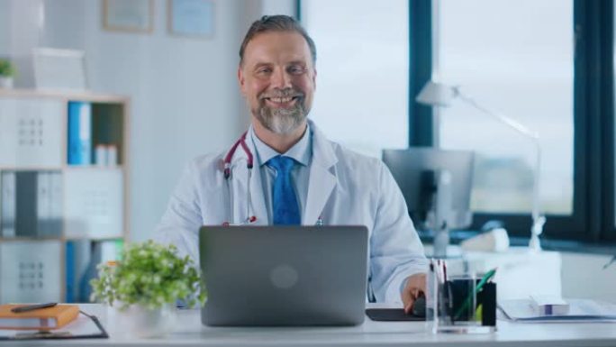留着胡子的中年家庭医生正在一家诊所工作。穿着白色实验室外套的成功的高级医师看着相机，在医院办公室微笑