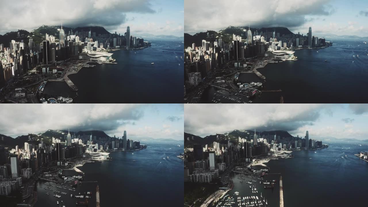 从无人机上俯瞰香港，城市天际线上挤满了摩天大楼。