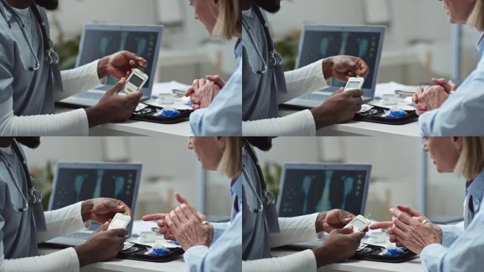 现代医师向成熟的女性患者展示数字血糖仪