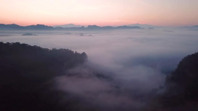 日出时云和山脉上方的鸟瞰图