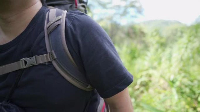 TS两名徒步旅行者在丛林小径上穿过摄像机