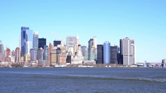 平移镜头: 乘渡轮前往美国曼哈顿下城。旅游城市景观和交通概念。