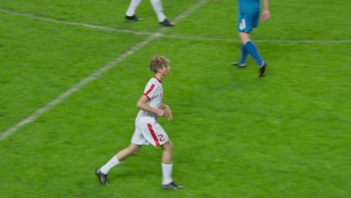 职业足球足球比赛冠军: 白队球员在场上奔跑，等待传球或防守。体育直播频道电视回放。高角度跟踪跟踪