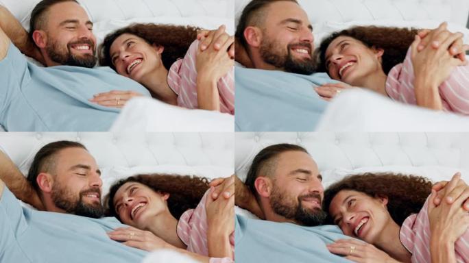 早上在家里、房子或卧室里一起躺在床上放松、爱和有趣的情侣。微笑，幸福和浪漫的亲密男人和女人在假期嘲笑