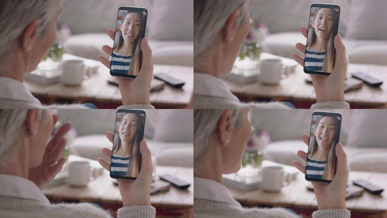 成熟的女人使用智能手机在手机屏幕上与女儿聊天视频聊天微笑享受与家人分享生活方式4k