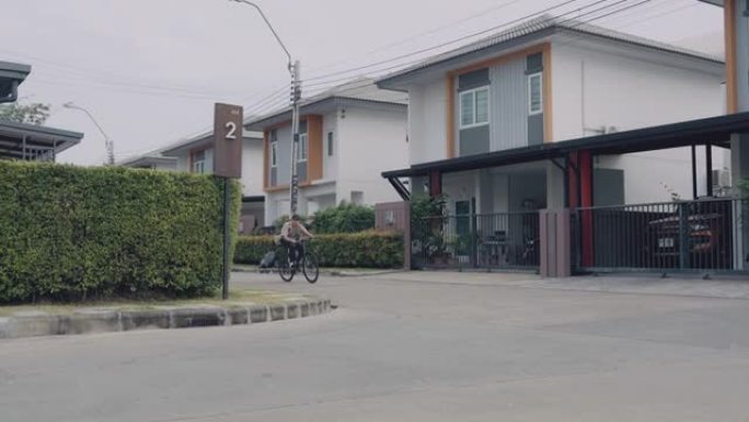 在街上骑自行车的亚洲男子。