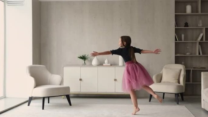 小女孩穿着粉红色蓬松的裙子在客厅跳舞