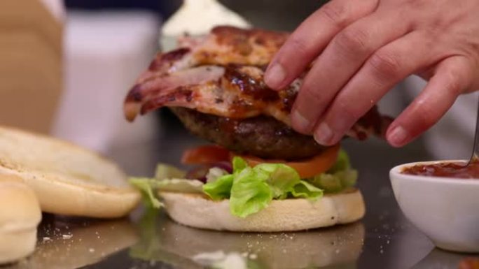 厨师的特色菜做汉堡特写视频素材
