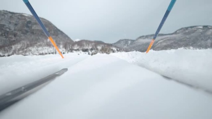 低角度: 女运动员在训练中心周围的赛道上滑雪。