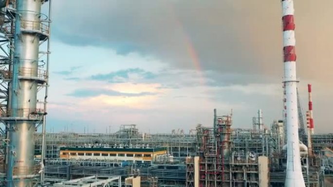 上面有彩虹的石油加工厂