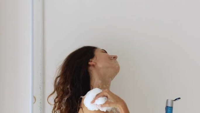 女人洗澡时使用有香味的沐浴露和海绵