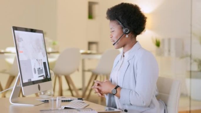 呼叫中心代理在戴着耳机并在办公室的台式计算机上工作时与客户交谈。年轻的黑人女客服人员提供建议并帮助人