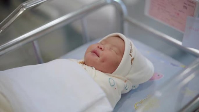医院婴儿床中的新生男婴/女孩