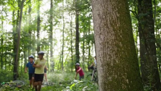 SLO MO家人在森林里骑自行车时有休息时间