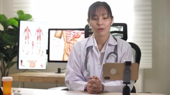 医生使用视频智能手机聊天，远程医疗概念与患者交谈