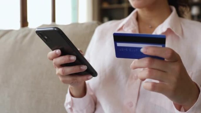 使用信用卡和智能手机在互联网上购物的女性