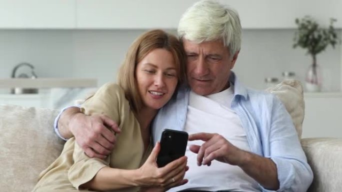 成年女儿和年迈的父亲玩手机
