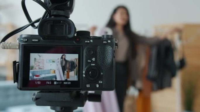 摄像机屏幕的特写显示亚洲造型师为互联网vlog制作视频
