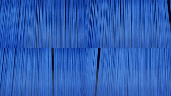 编织过程中多条蓝线。纺织生产，纺织业，纺织制造，纺织制造