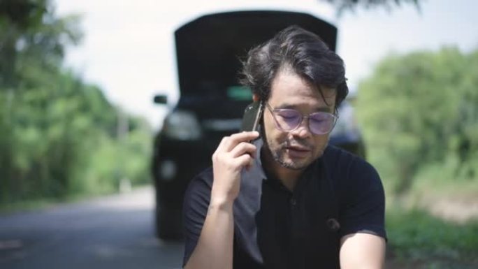 中级男子在汽车故障和使用手机打电话在路上服务方面有问题