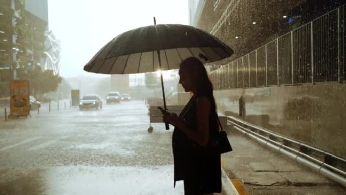 女商人在雨中撑伞时感到难过