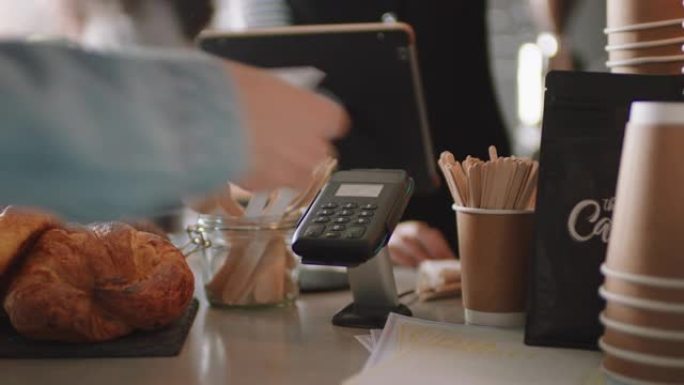 关闭使用信用卡非接触式支付服务在咖啡厅购买咖啡的客户在餐厅消费