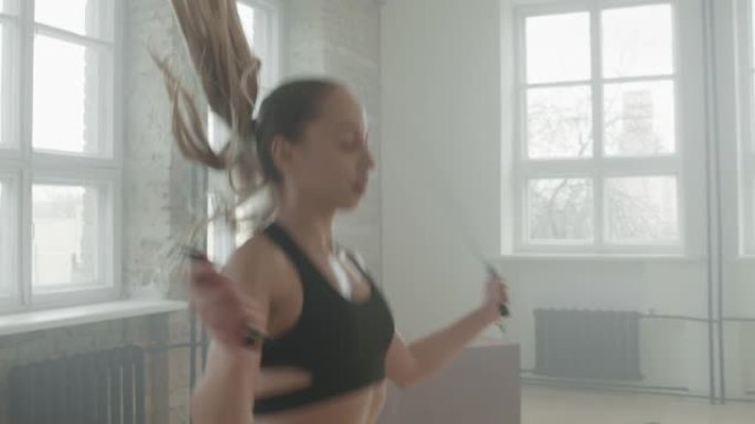运动女子在锻炼时跳绳