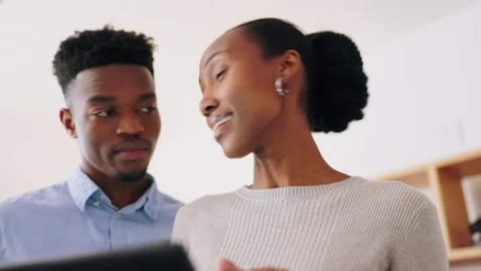 黑人夫妇，用平板电脑在线计划和流媒体，或者在家里做研究。男人和女人进行对话，协议并讨论日期，投资和w