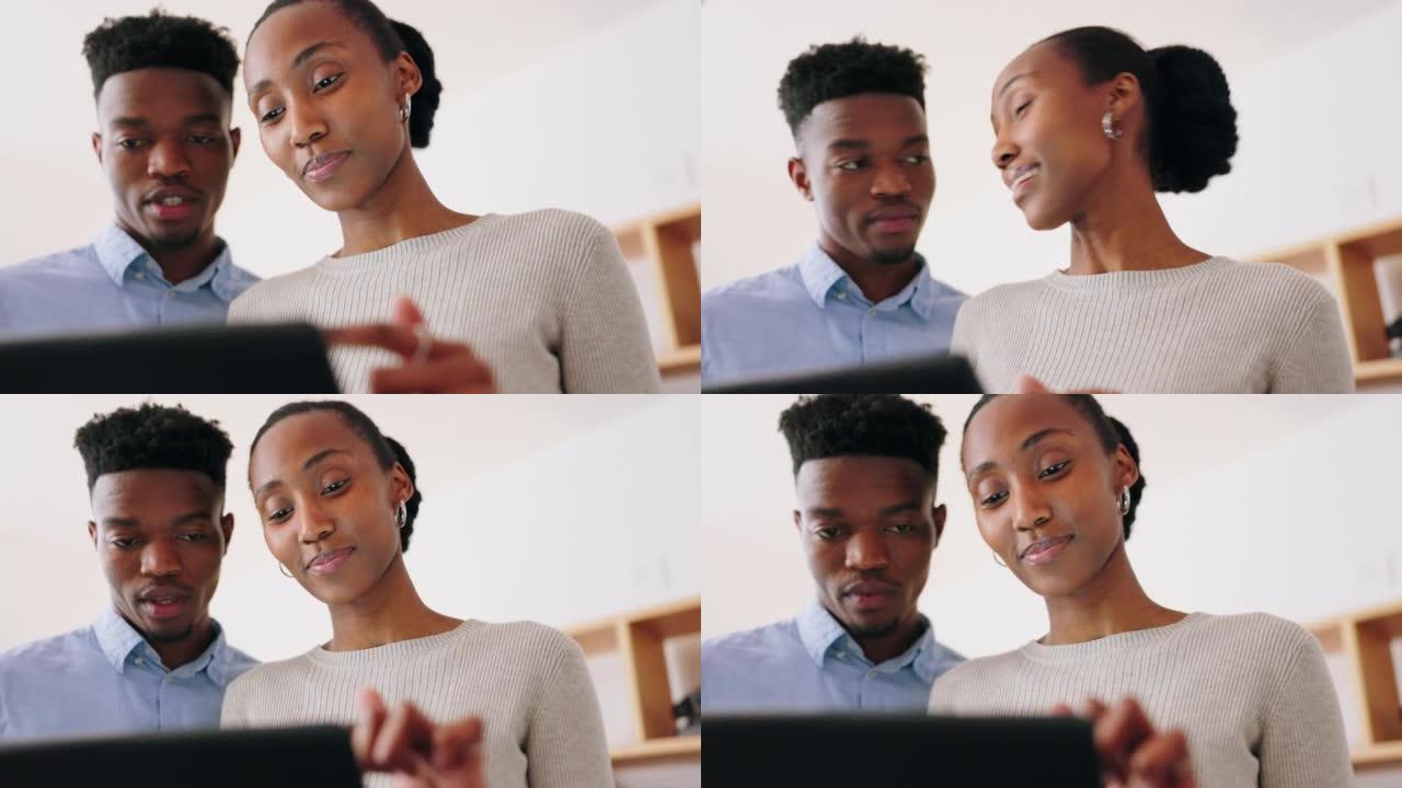 黑人夫妇，用平板电脑在线计划和流媒体，或者在家里做研究。男人和女人进行对话，协议并讨论日期，投资和w