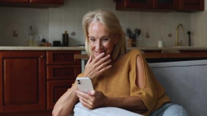 女人看着手机屏幕阅读好消息感到高兴
