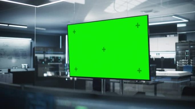 空会议室，配有绿屏模拟电视显示屏。在技术先进的研发办公室建立Shot。走在后台的经理