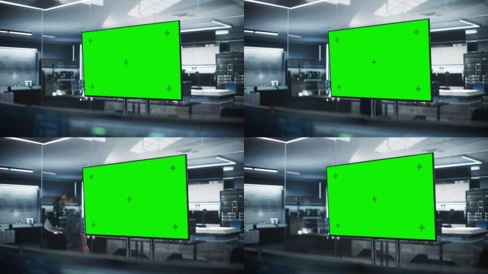空会议室，配有绿屏模拟电视显示屏。在技术先进的研发办公室建立Shot。走在后台的经理
