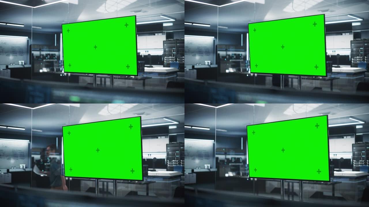 空会议室，配有绿屏模拟电视显示屏。在技术先进的研发办公室建立Shot。走在后台的经理