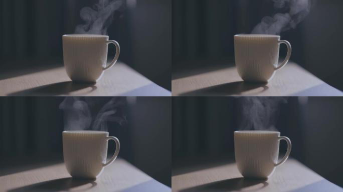 桌上有蒸汽的咖啡杯