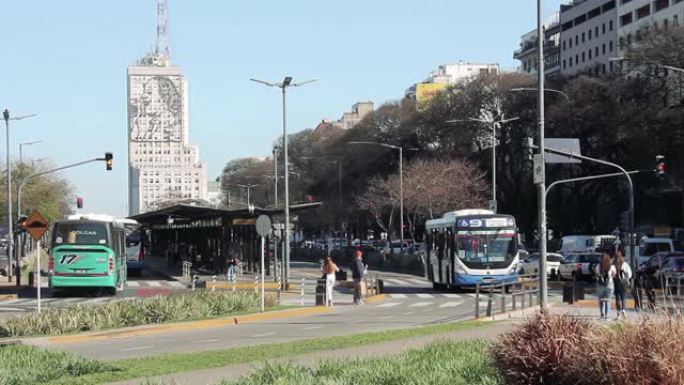 公共工程部大楼与公共工程部大楼在Avenida 9 de Julio上的公共汽车上，面对着阿根廷布宜