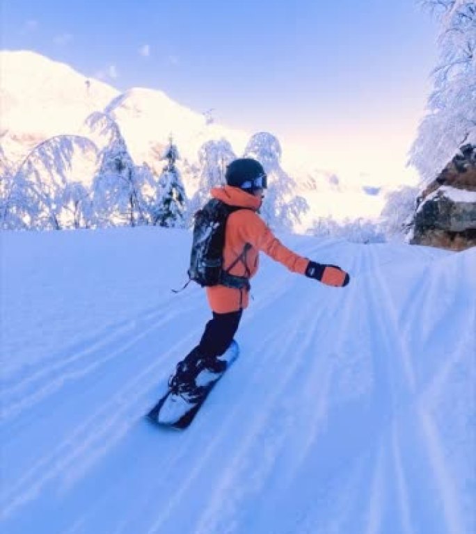 快乐的滑雪者在雪山美丽的冬日里玩得开心