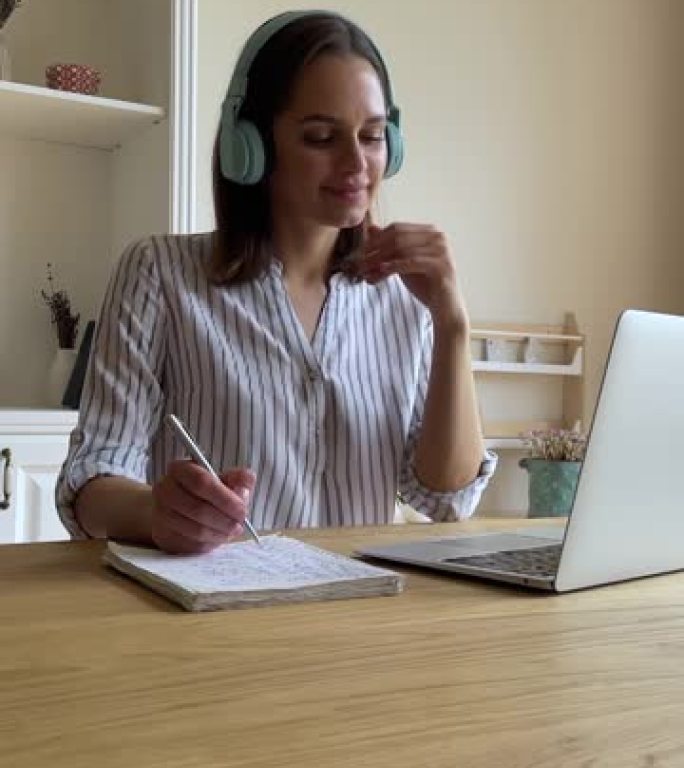 青少年女远程学生戴耳机使用笔记本电脑在线学习