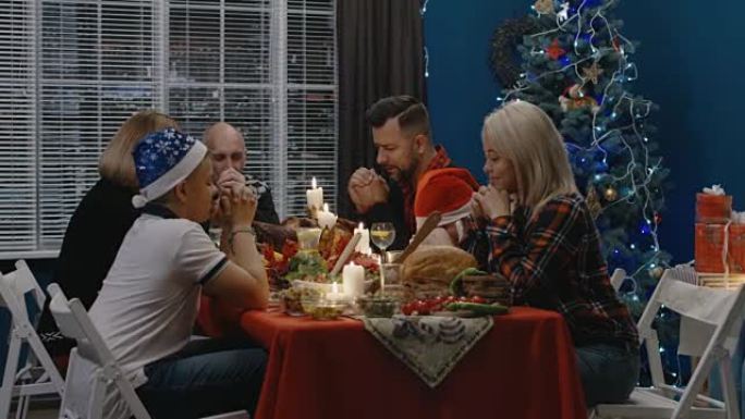 家庭在庆祝圣诞节时祈祷