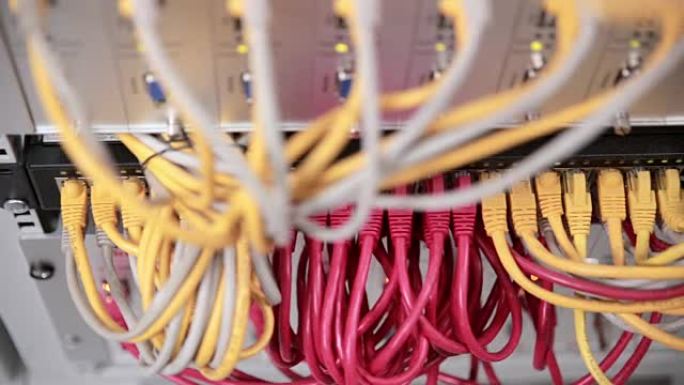 关闭电缆和布线链接服务器在一个巨大的数据中心。滑块拍摄