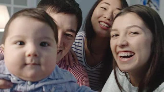 幸福的家庭，小可爱通过视频通话讲话