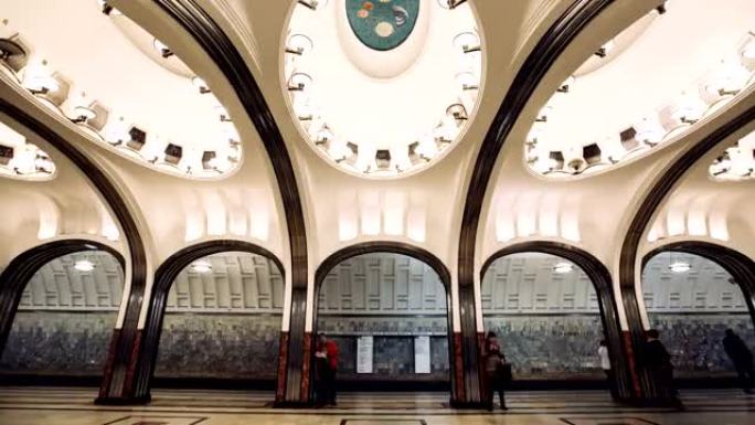 Mayakovskaya地铁站到达火车的延时视图。