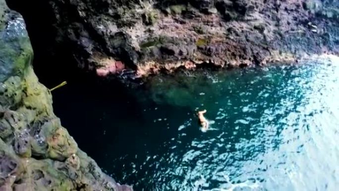 夏威夷的悬崖跳跃。夏季有趣的生活方式。