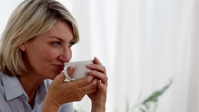 放松的女人喝一杯茶