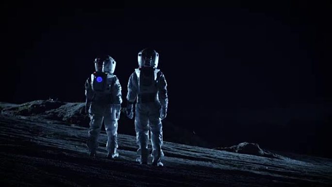 两名宇航员穿着太空服站在外星观察地外地形。太空旅行和地外殖民概念。