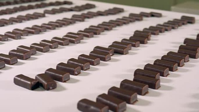 工厂生产线上现成的糖果的广角视图。