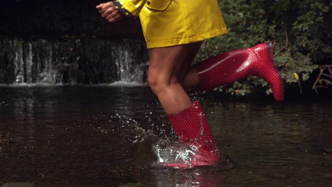女子胶靴在水中奔跑