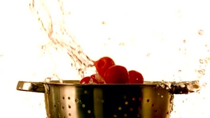 樱桃番茄和水落入漏勺